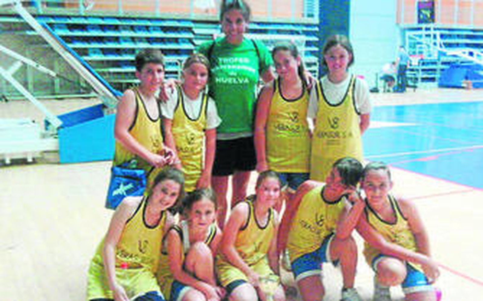 El equipo de baloncesto benjamín del colegio Teresianas de Huelva, con su entrenadora, Marta Martín, tras lograr  un meritorio segundo puesto en la competición. Se habían iniciado sin tener nociones de este deporte.