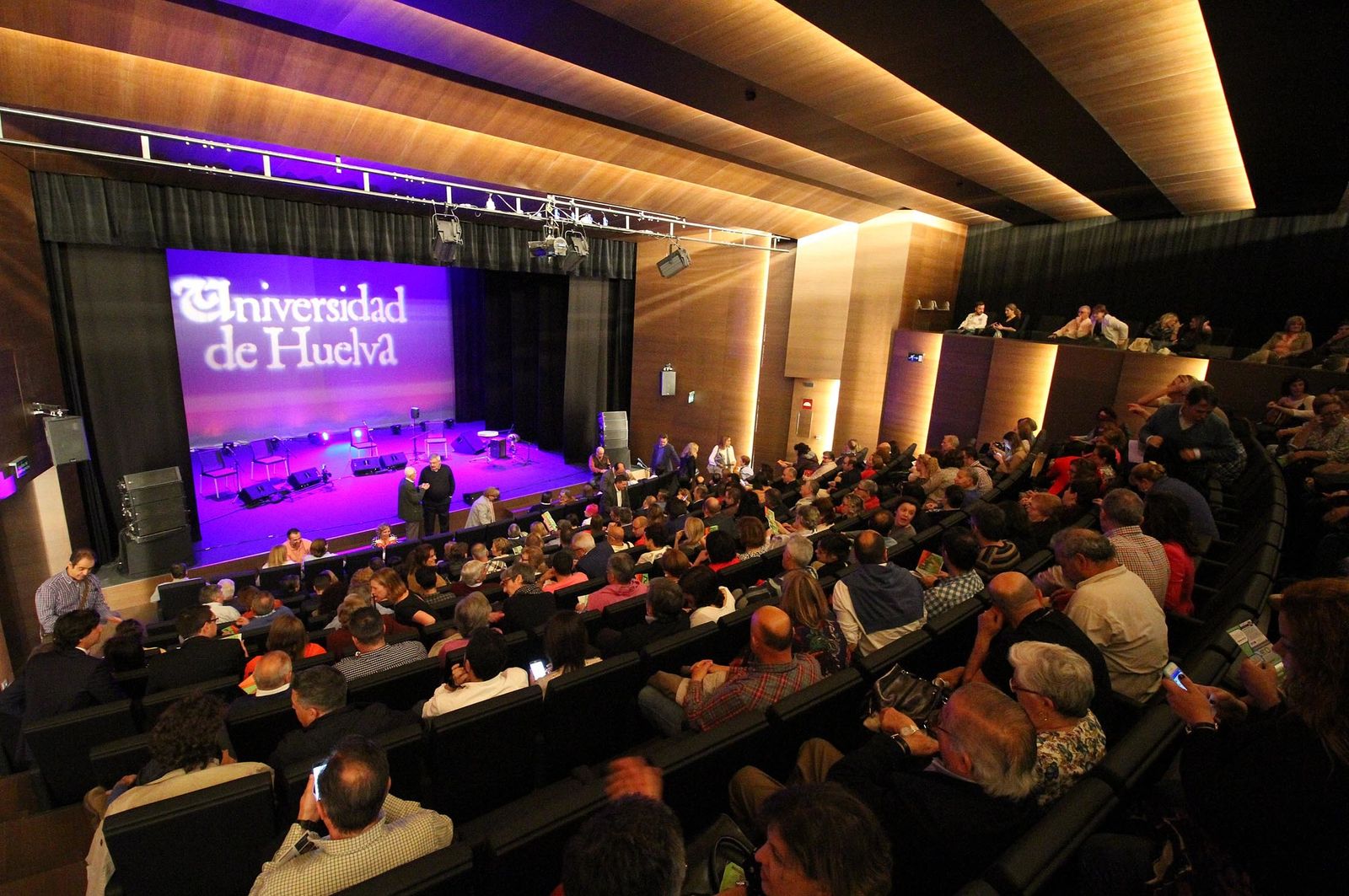 La actuación de Rocío Márquez en el nuevo Auditorio de la Universidad de Huelva, en imágenes