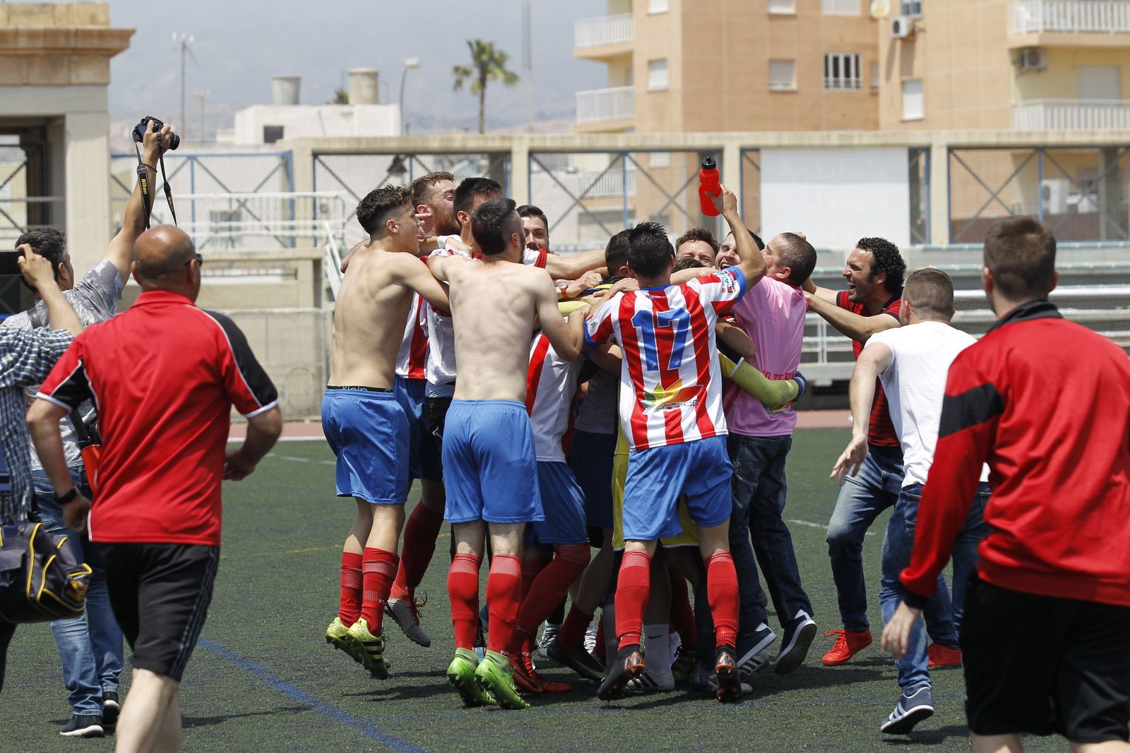 Imagen de los jugadores celebrando el ascenso del Poli Almería a Tercera en la 2017-2018.