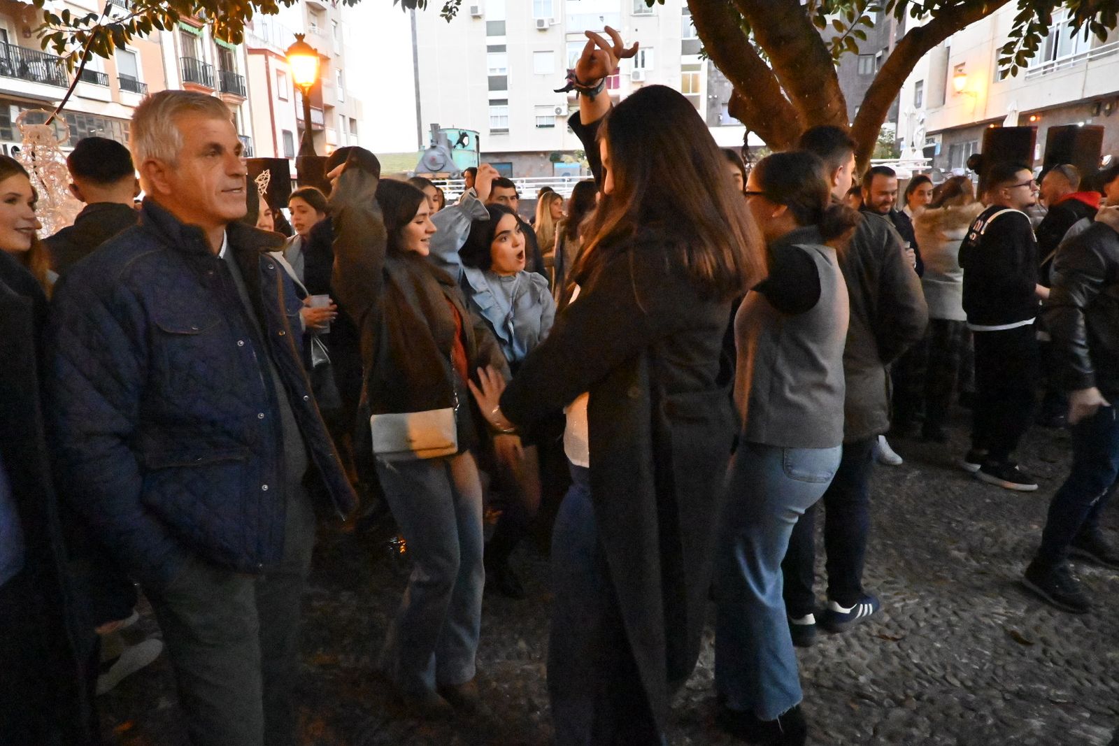 Las imágenes de la Zambomba de la Hermandad de la Esperanza en la Plaza Niña