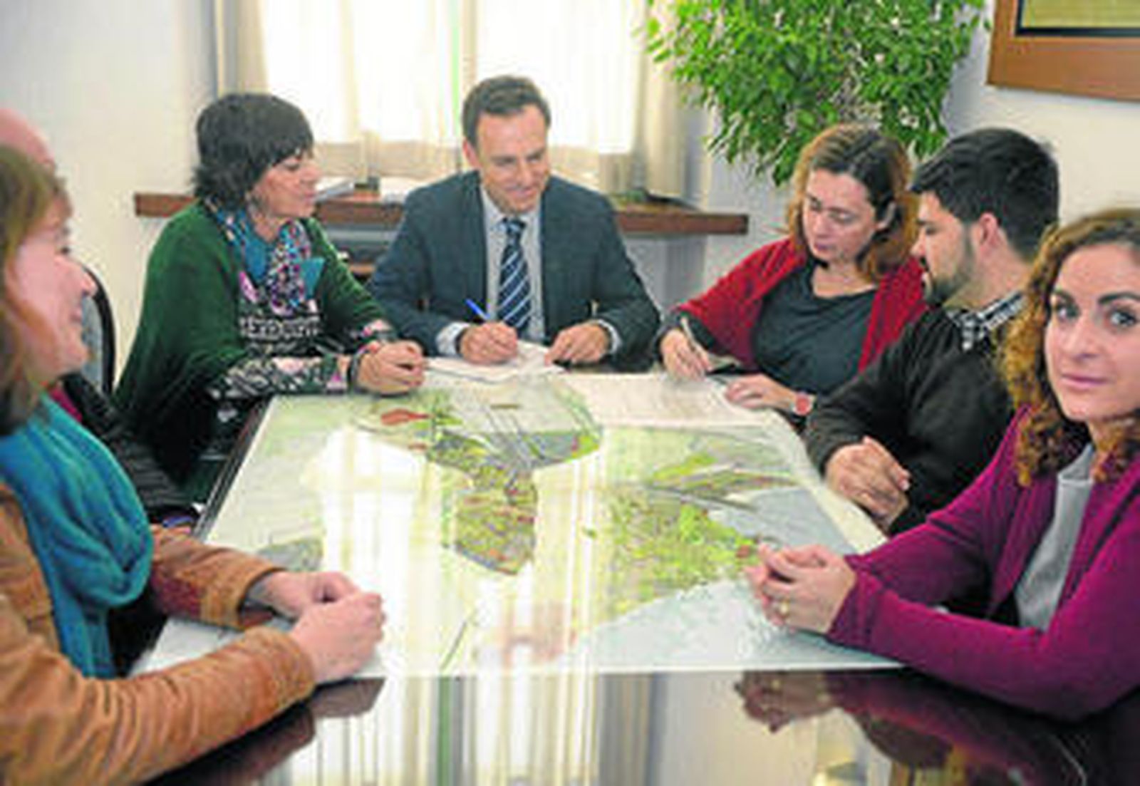 La reunión donde se firmó el convenio para desarrollo de acciones formativas entre el Ayuntamiento e Imeris.