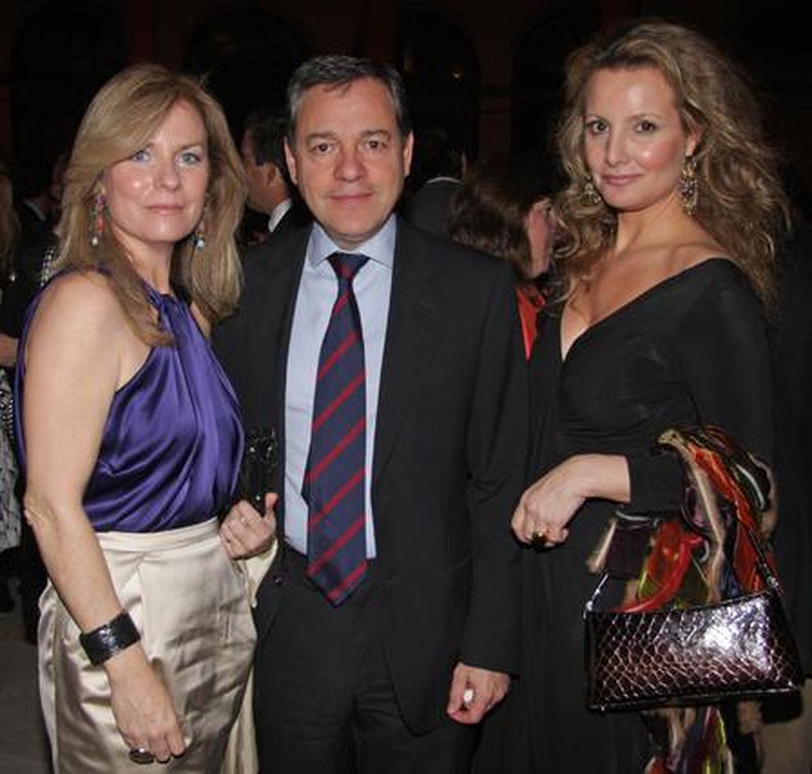 David Moreno, socio director de Garrigues en Andalucía, junto su esposa, Pilar Luengo, y Marita Rufino.