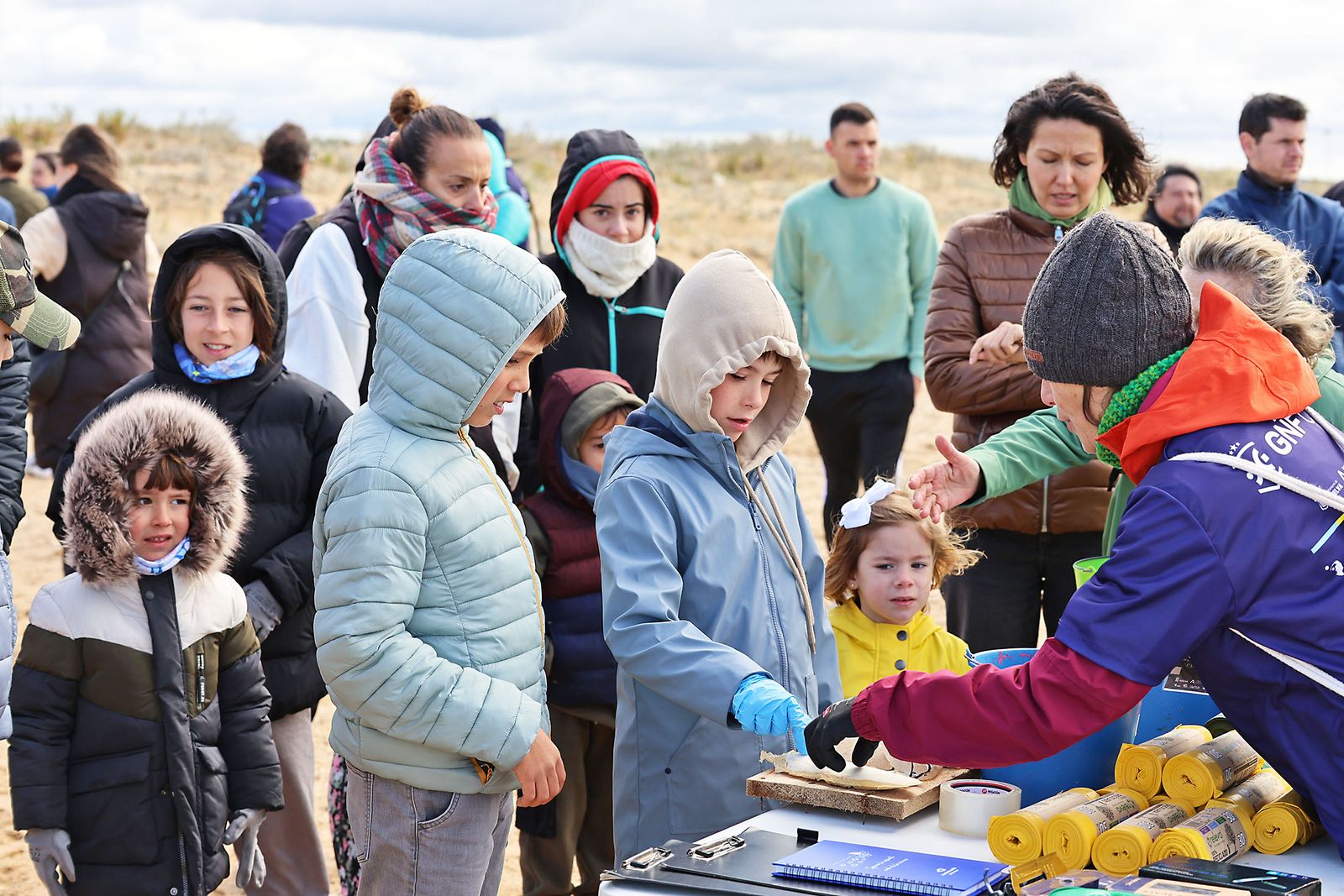 Imágenes de la Acción medioambiental de limpieza en la playa del Espigón, organizada por Gañafote Cup