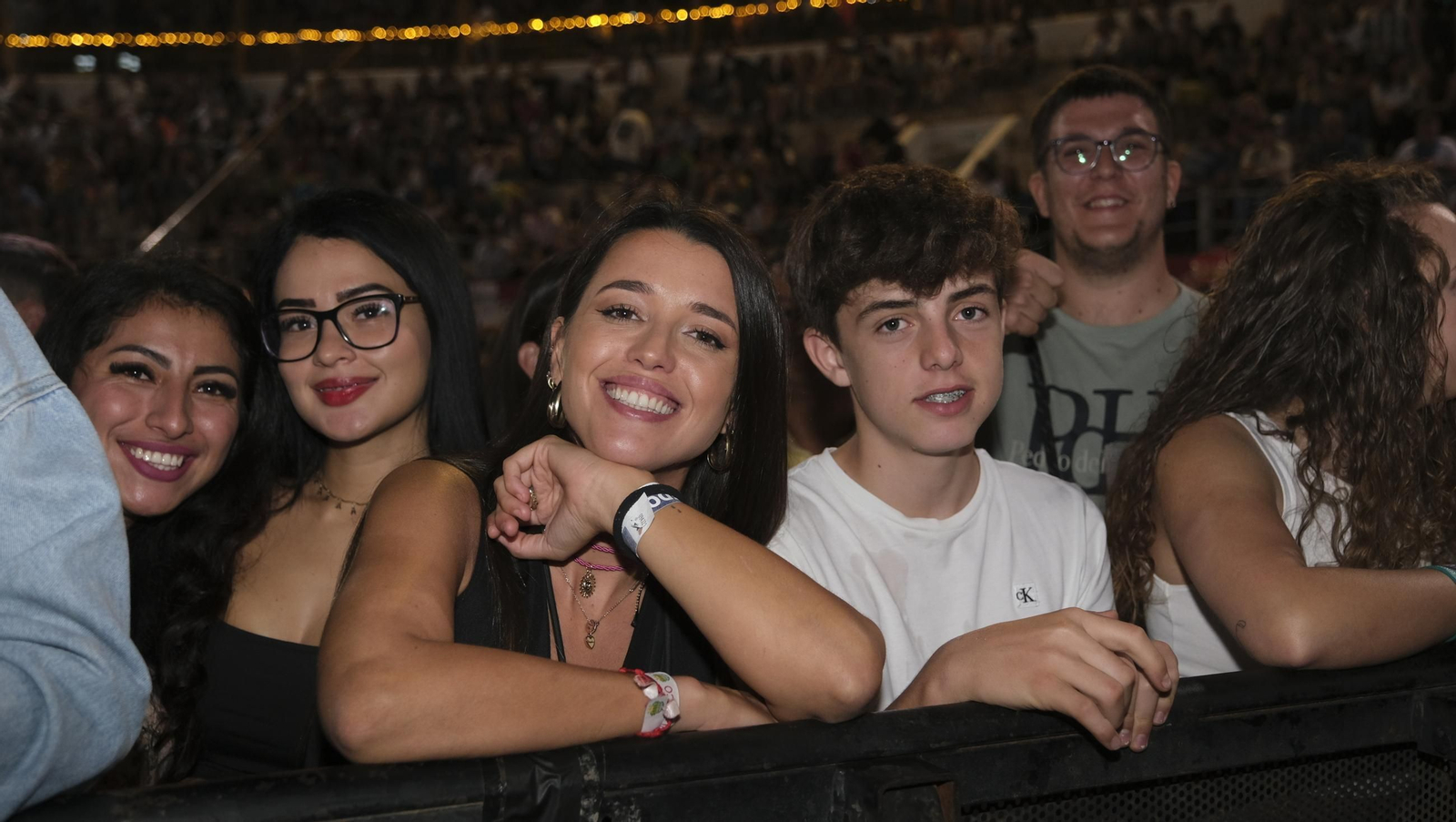 El concierto de Melendi llena de fans la Plaza de Toros de Almería, en imágenes