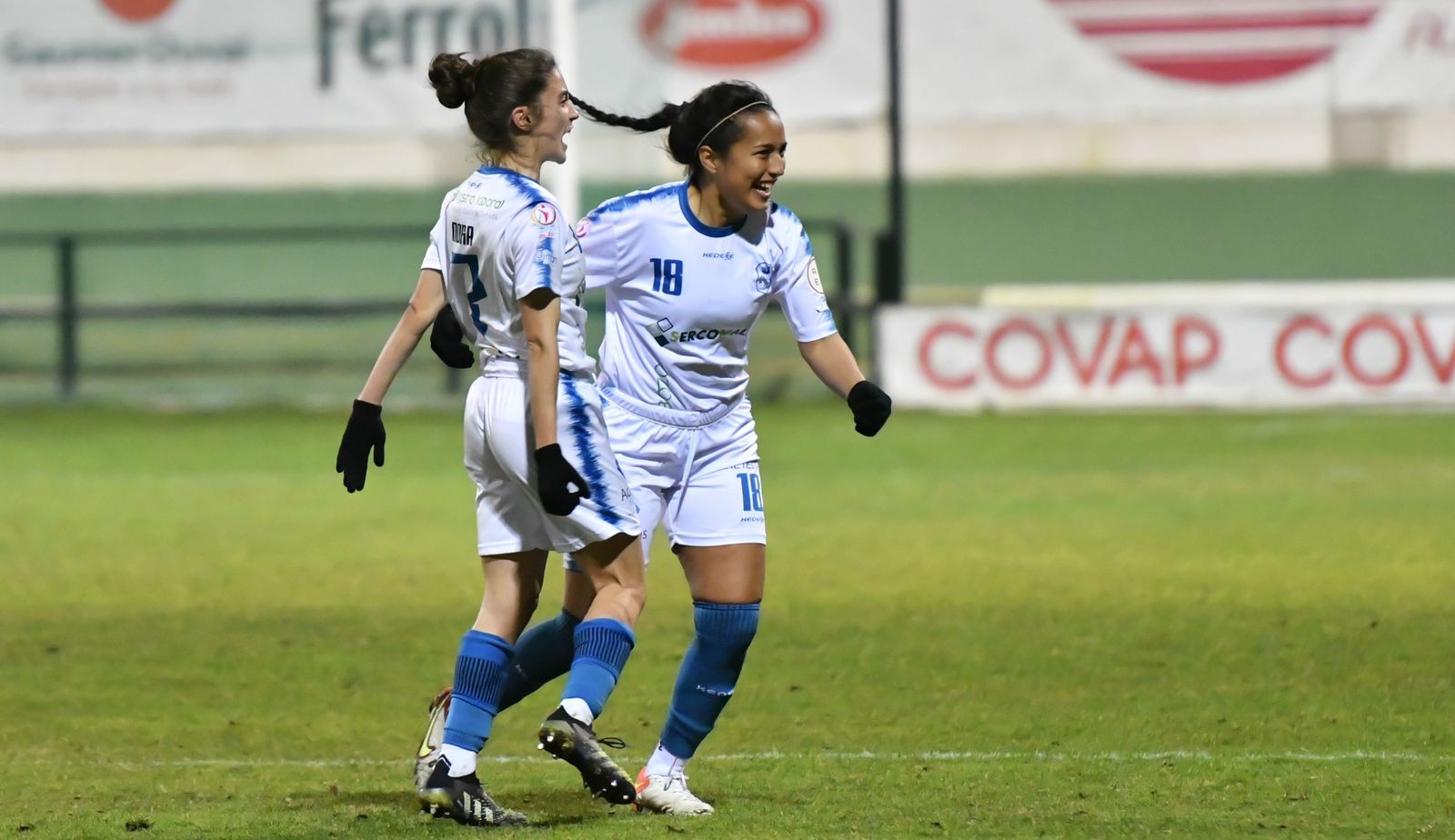 Nora de Torres y Simona celebran el triunfo del Pozoalbense.