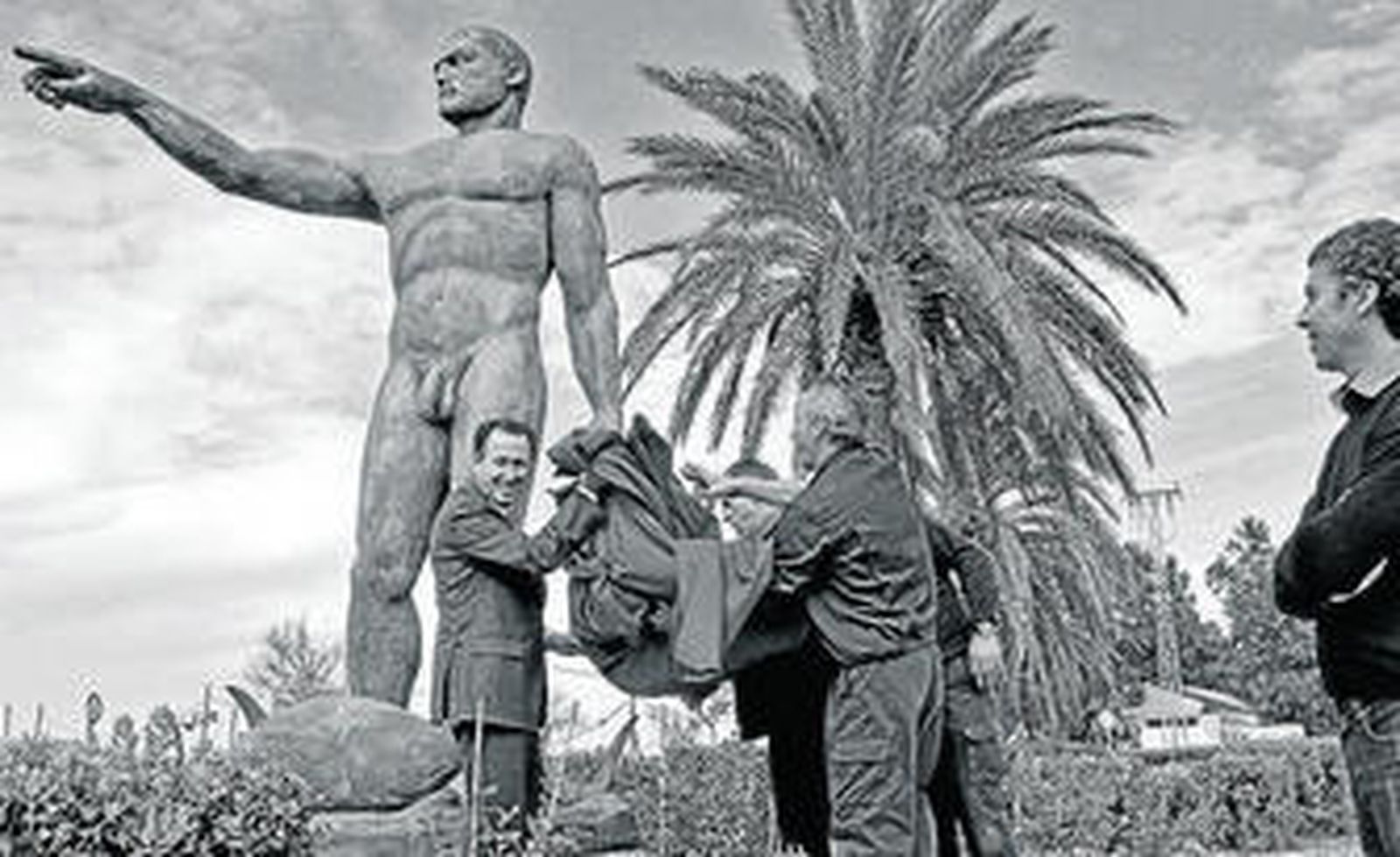 El alcalde descubre el monumento de Hércules, ante la mirada de su autor.
