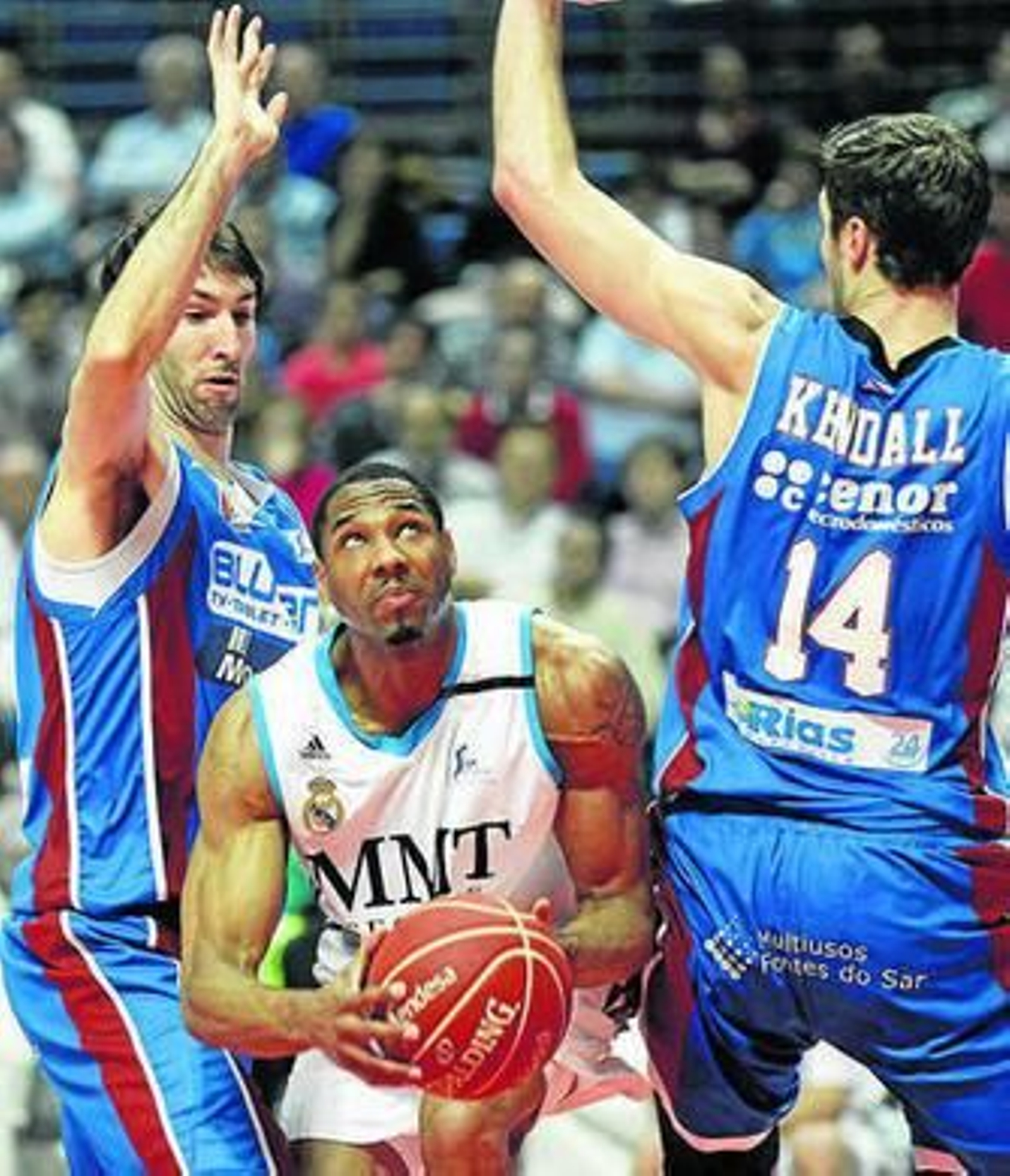 Corbacho y Kendall tratan de frenar el avance de Darden.