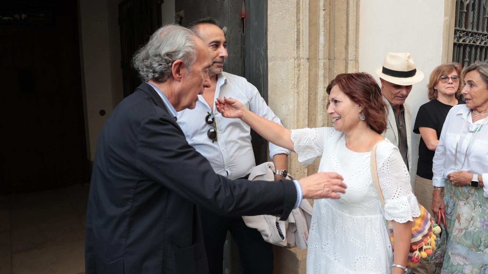 Los escritores Josefa Parra y José Mateos saludan al autor a su llegada al palacio. Los escritores Josefa Parra y José Mateos saludan al autor a su llegada al palacio.