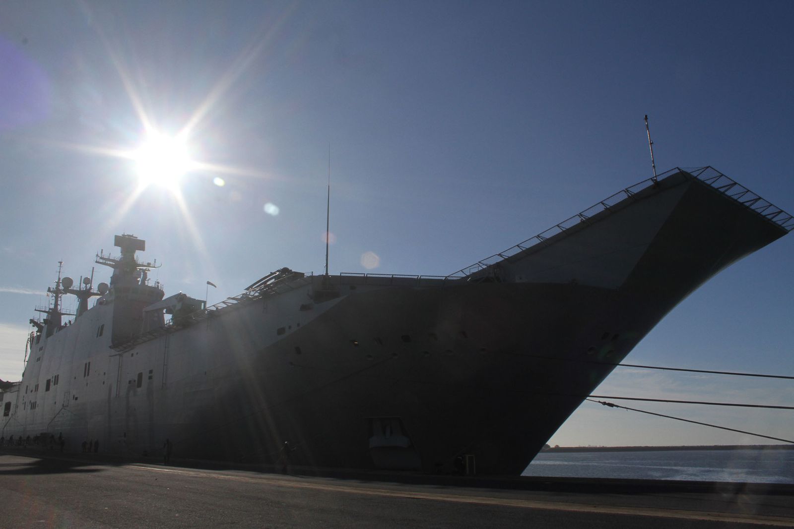 Imágenes de las primeras horas del portaaviones "Juan Carlos I" en el puerto de Huelva, durante su visita este fin de semana
