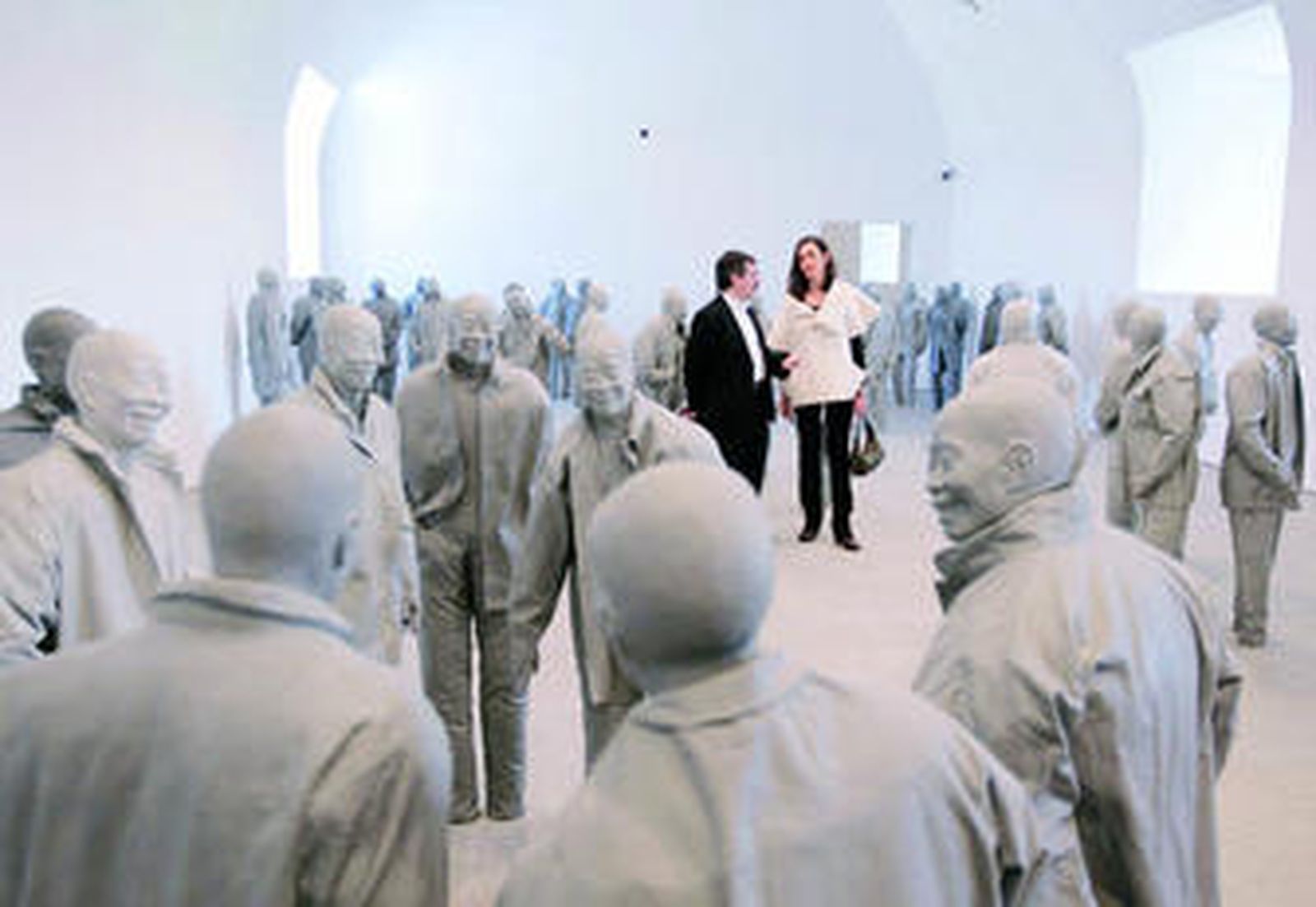 Borja-Villel y González-Sinde, entre las esculturas de Juan Muñoz que exhibe el Museo Reina Sofía.