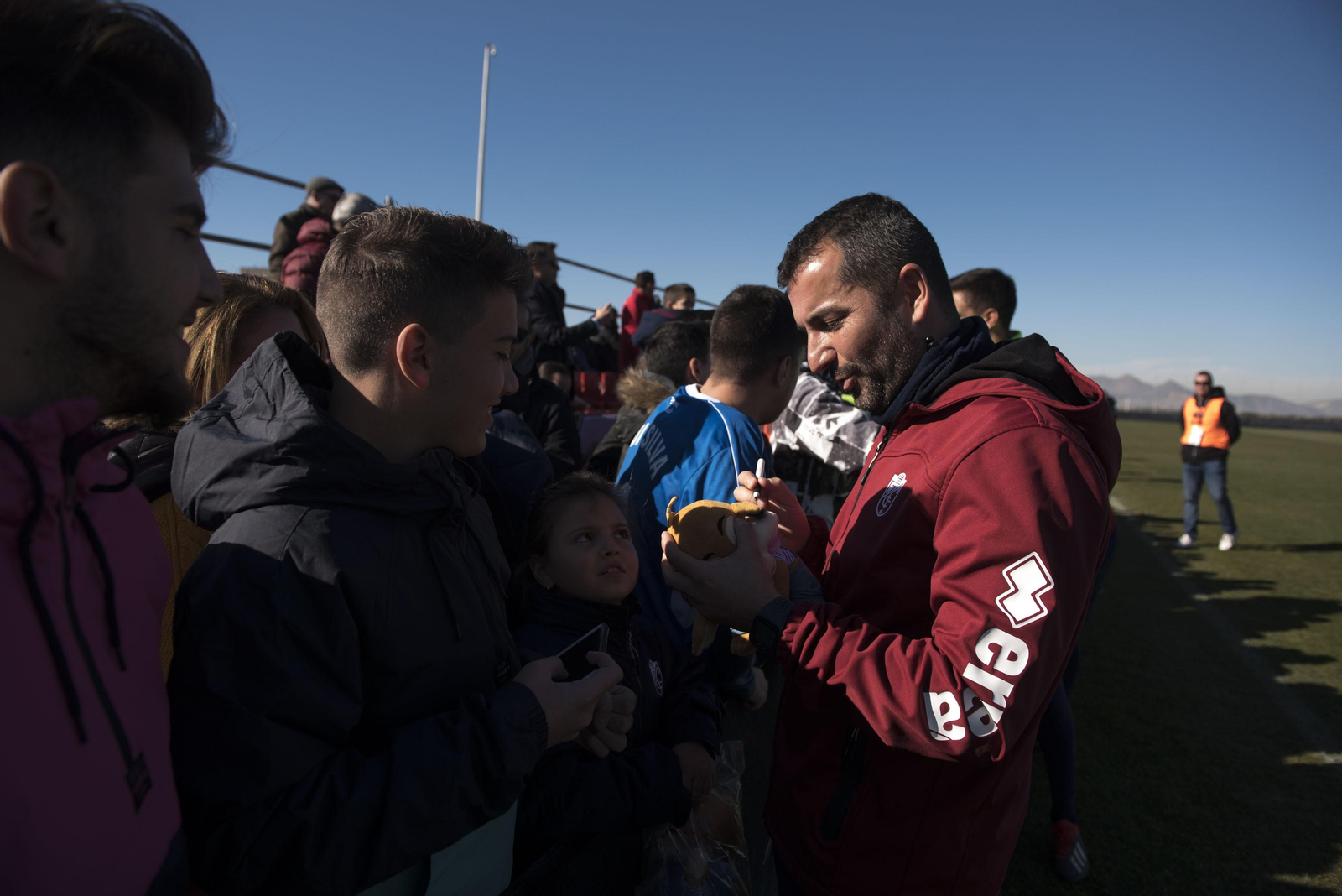 Diego Martínez le firma un autógrafo a un joven aficionado en un entrenamiento a puertas abiertas.