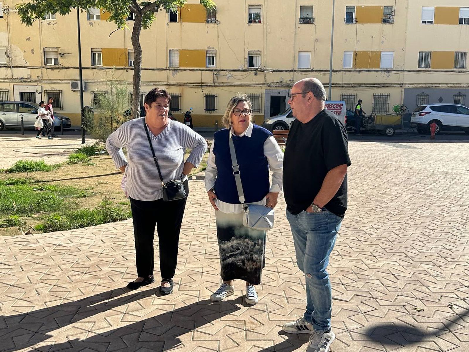 Mónica Rossi con vecinos de Pérez Cubillas.