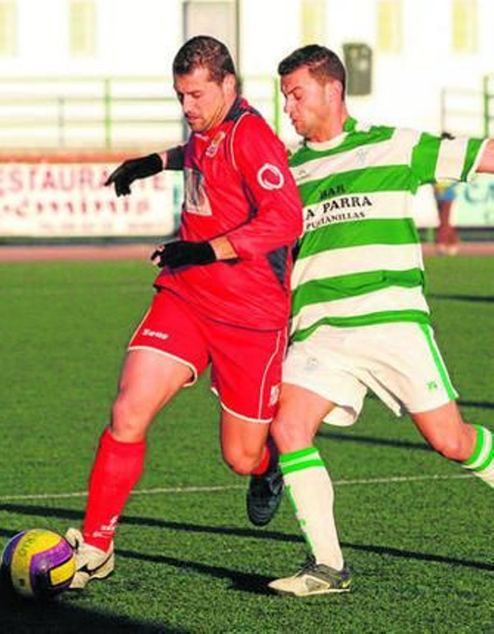 Chiqui se lleva el balón ante el céltico Torices el pasado domingo.