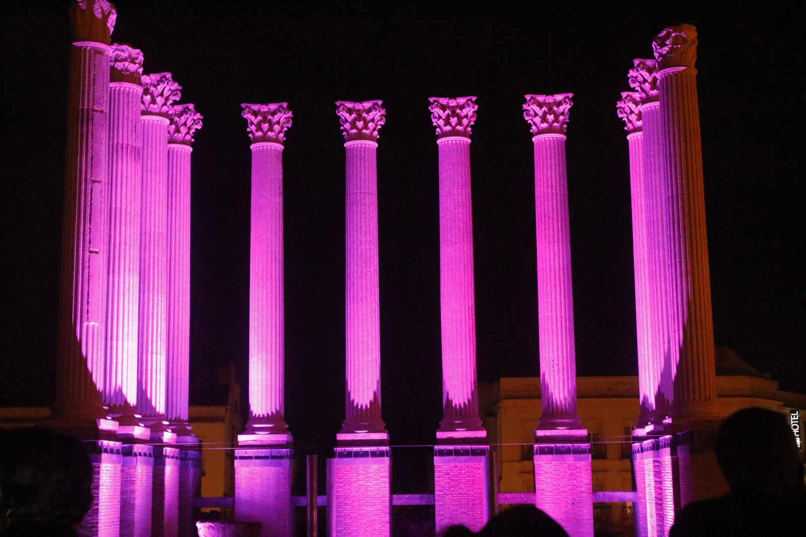 El Templo Romano de Córdoba, iluminado de rosa por el 25-N.