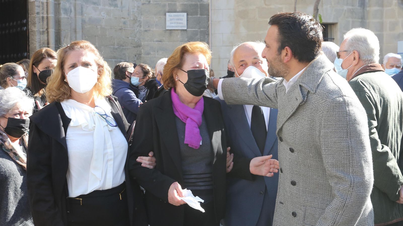 Carmen Enríquez, esposa de Faustino Rodríguez, recibe el pésame a la salida de Santo Domingo.