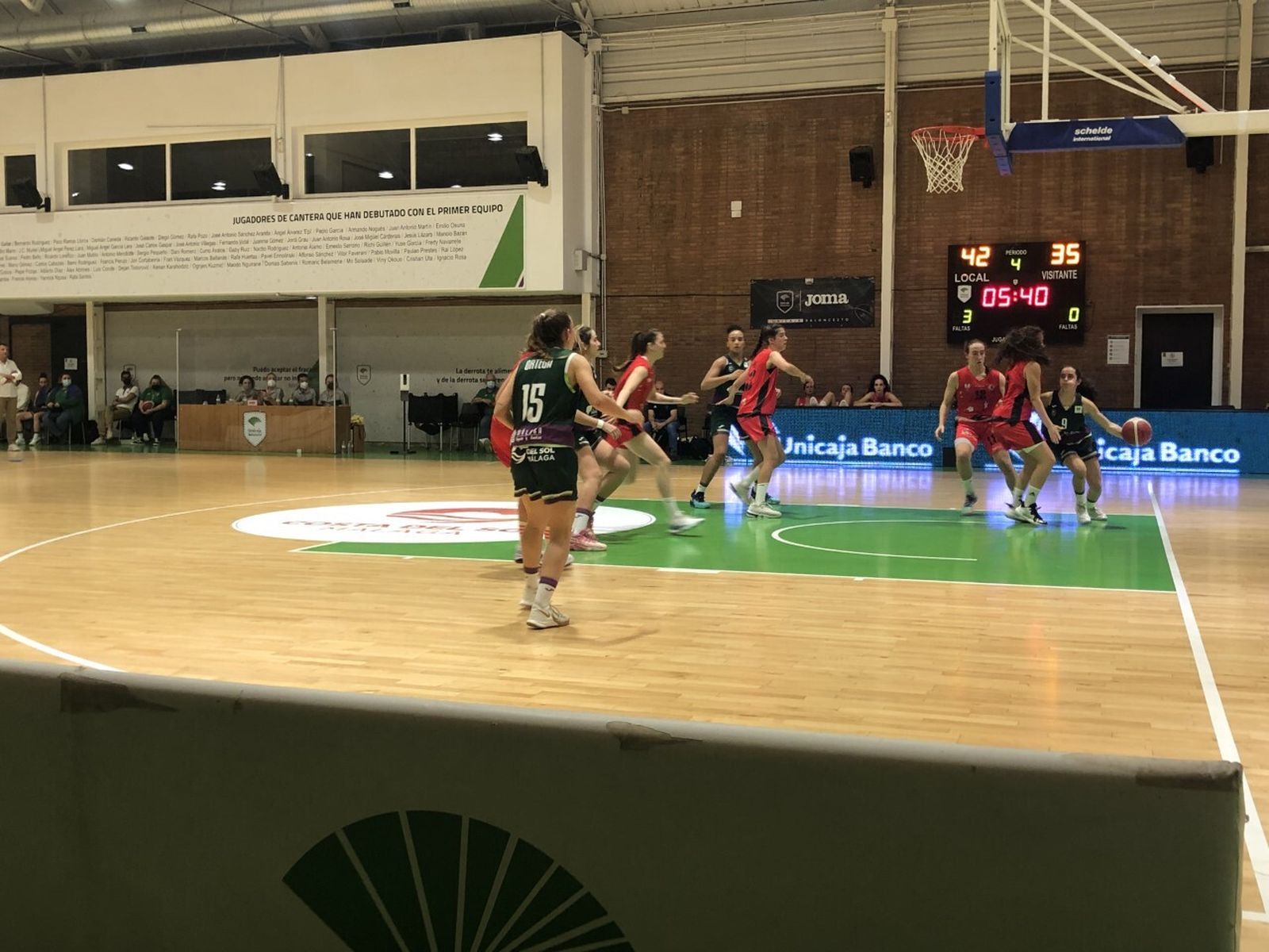 Andrea Gutiérrez da un pase.