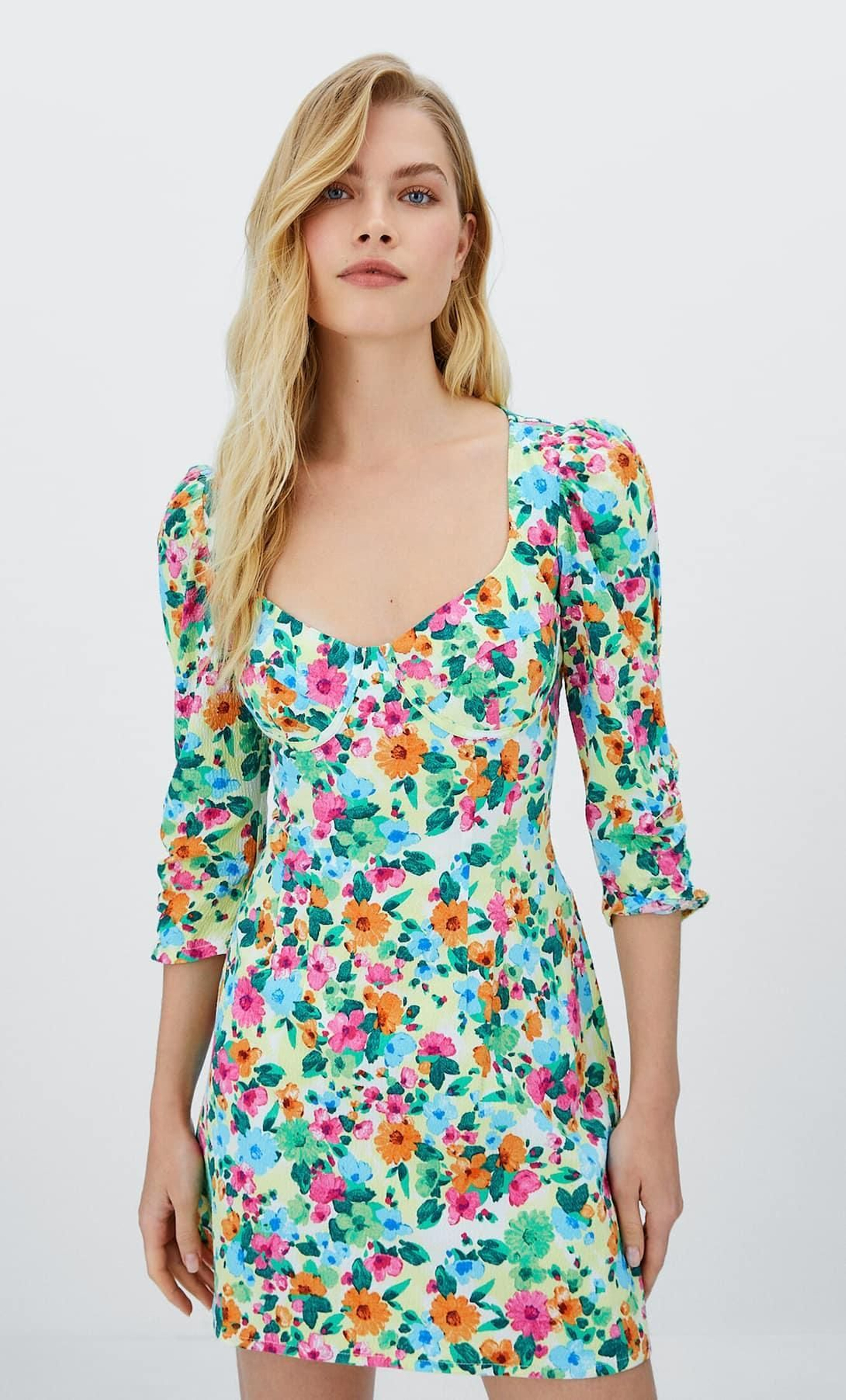 Vestido de flores de Stradivarius.