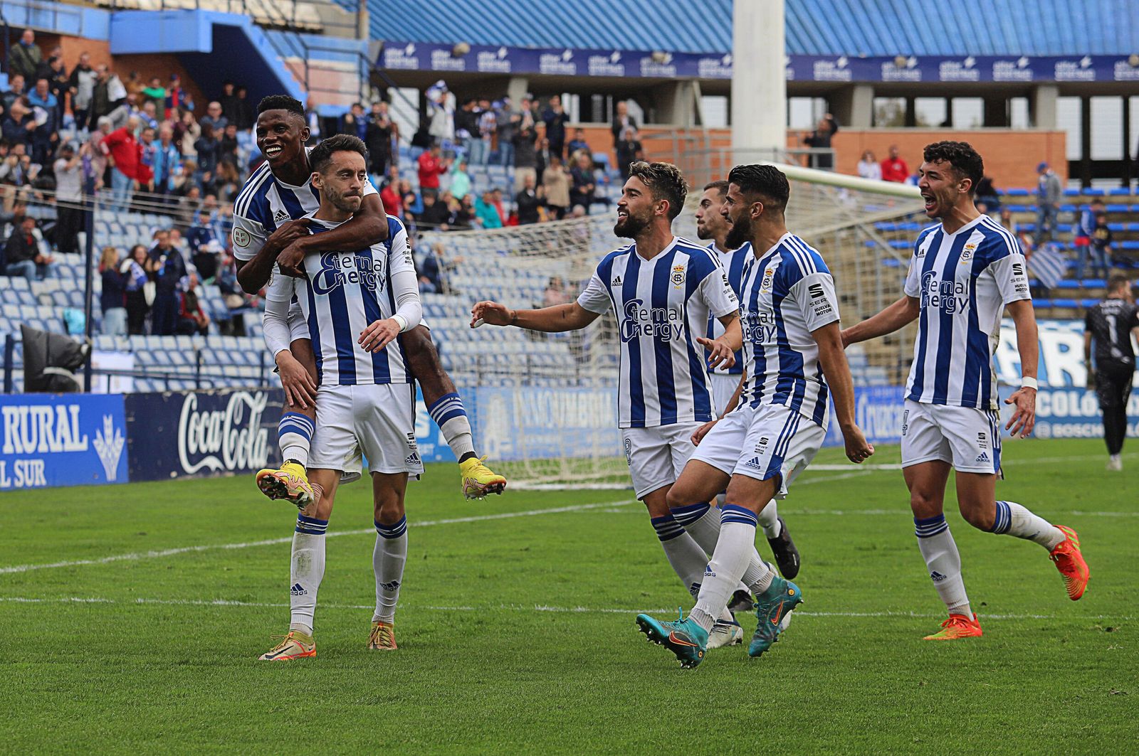 Jugadores del Recre celebrando un gol en el Nuevo Colombino.
