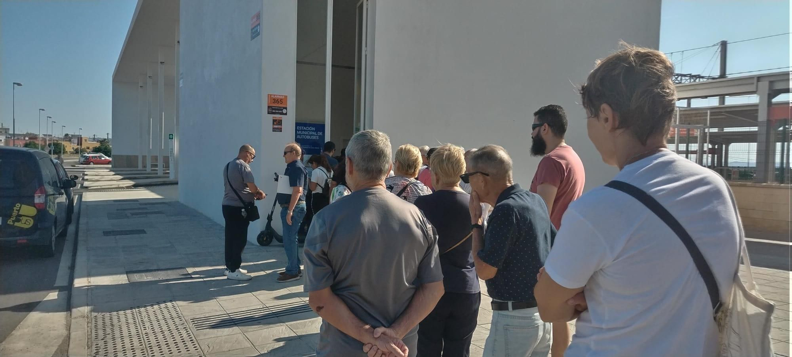 Personas esperando su turno este viernes ante las oficinas de los autobuses.