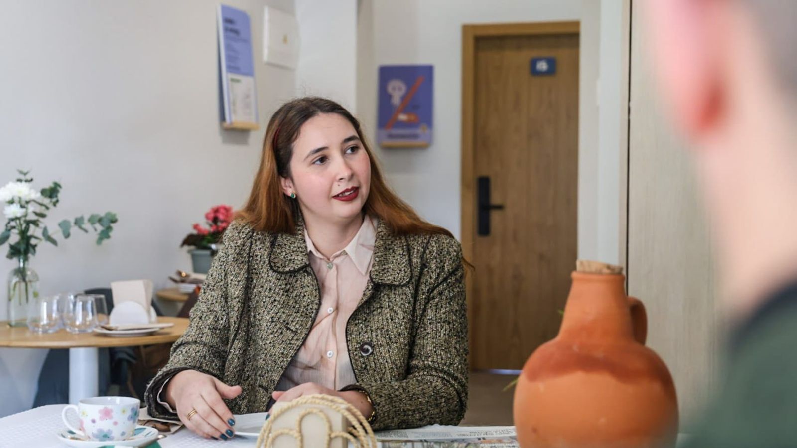 Lourdes Oliveira explica el proceso en la Tertulia Cofrade El Aguaó