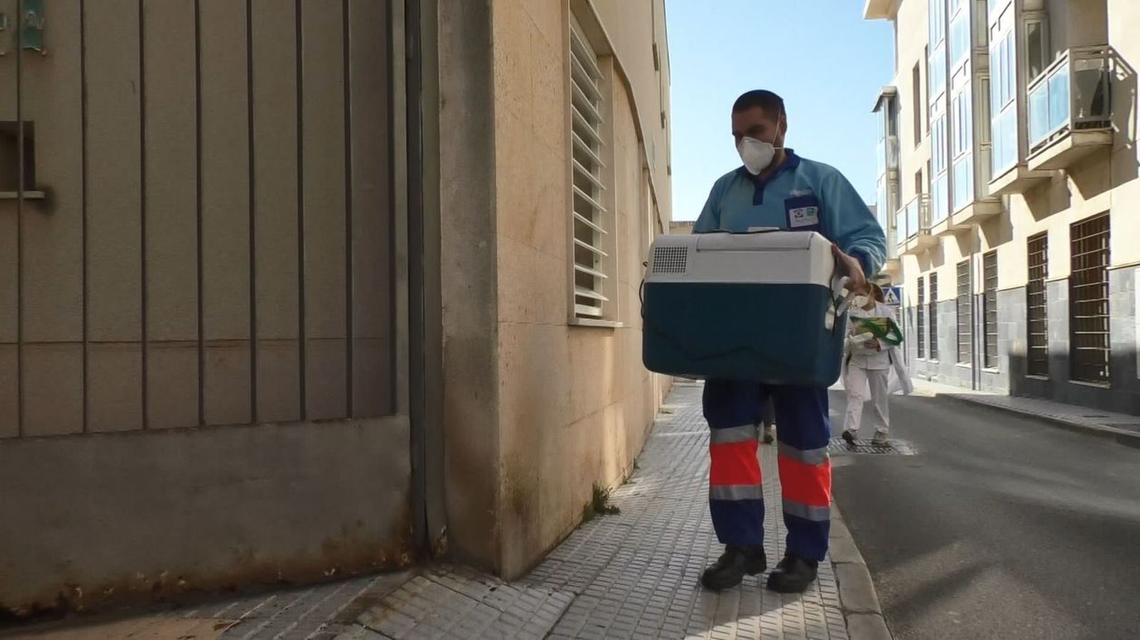 Un trabajador sanitario transporta las vacunas hasta la Residencia Vedruna