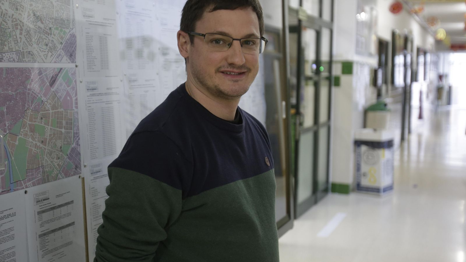 Roberto Bernal, periodista. Estudia Administración y Finanzas.