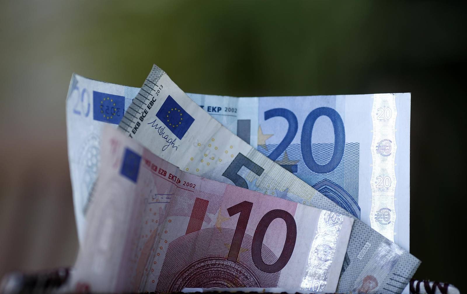 Billetes de cinco, diez y veinte euros.
