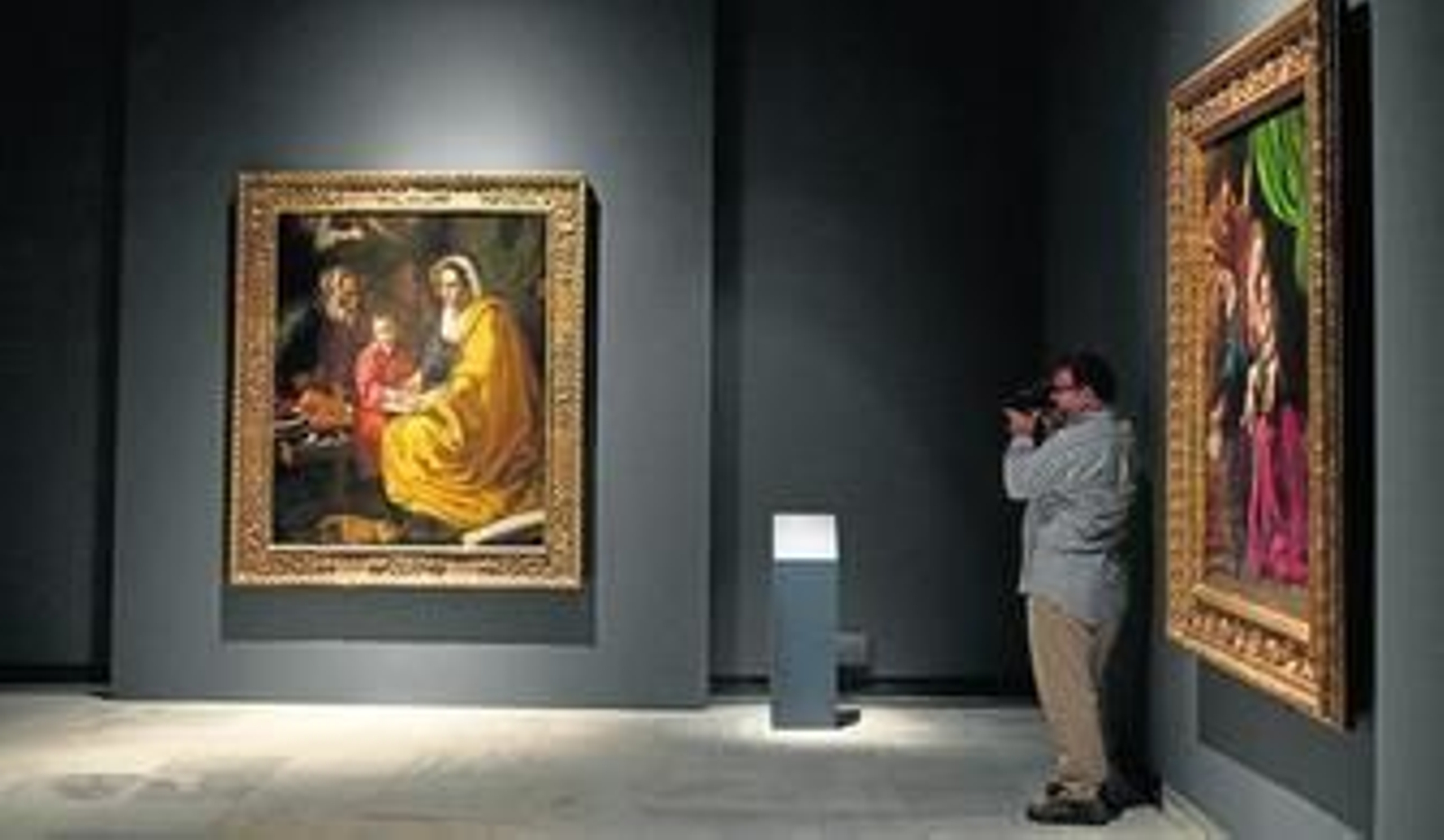 'La educación de la Virgen' dialoga en el Espacio Santa Clara con la 'Sagrada Familia' de Luis Tristán, cedida por el Minneapolis Institute of Art.