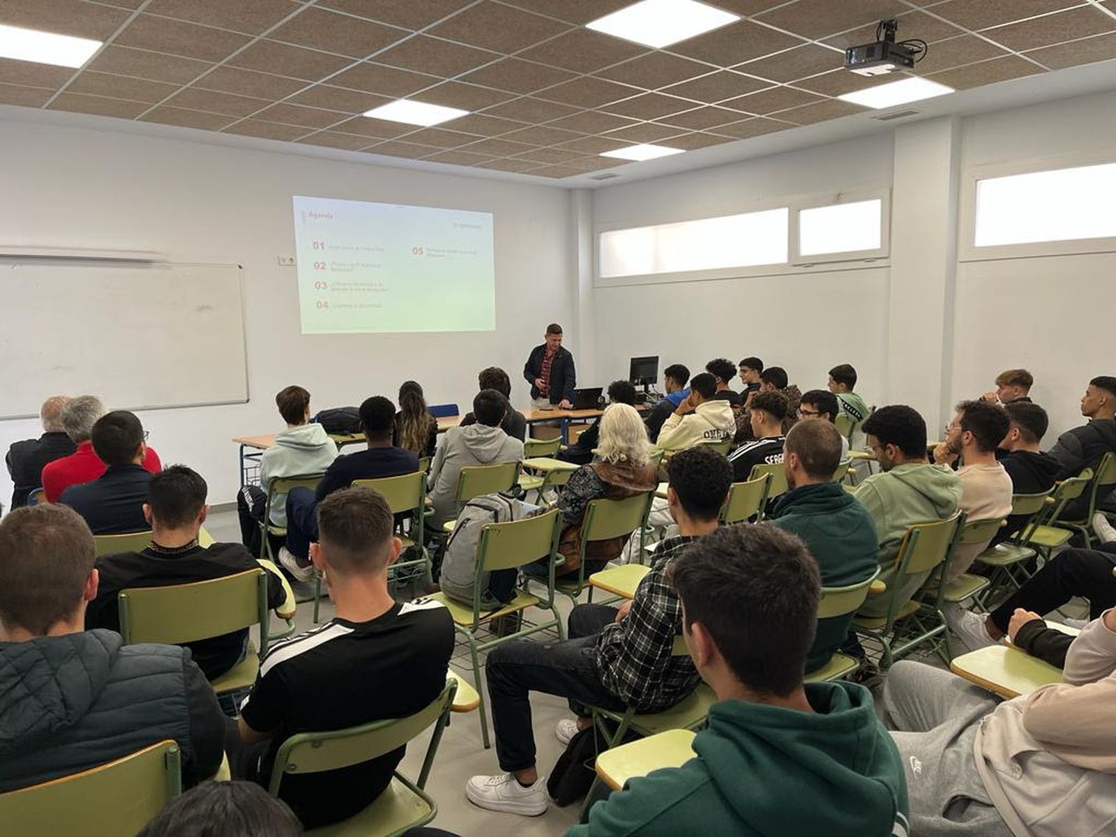 Alumnos del IES Murgi comienzan sus prácticas en el sector de las redes de distribución gracias a la FP Dual impulsada por Endesa