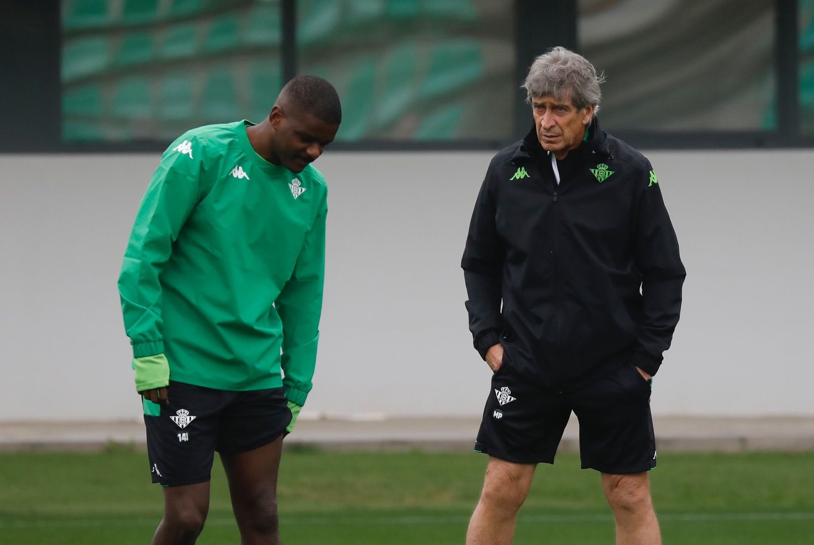 Pellegrini dialoga con William Carvalho en el entrenamiento de este viernes.