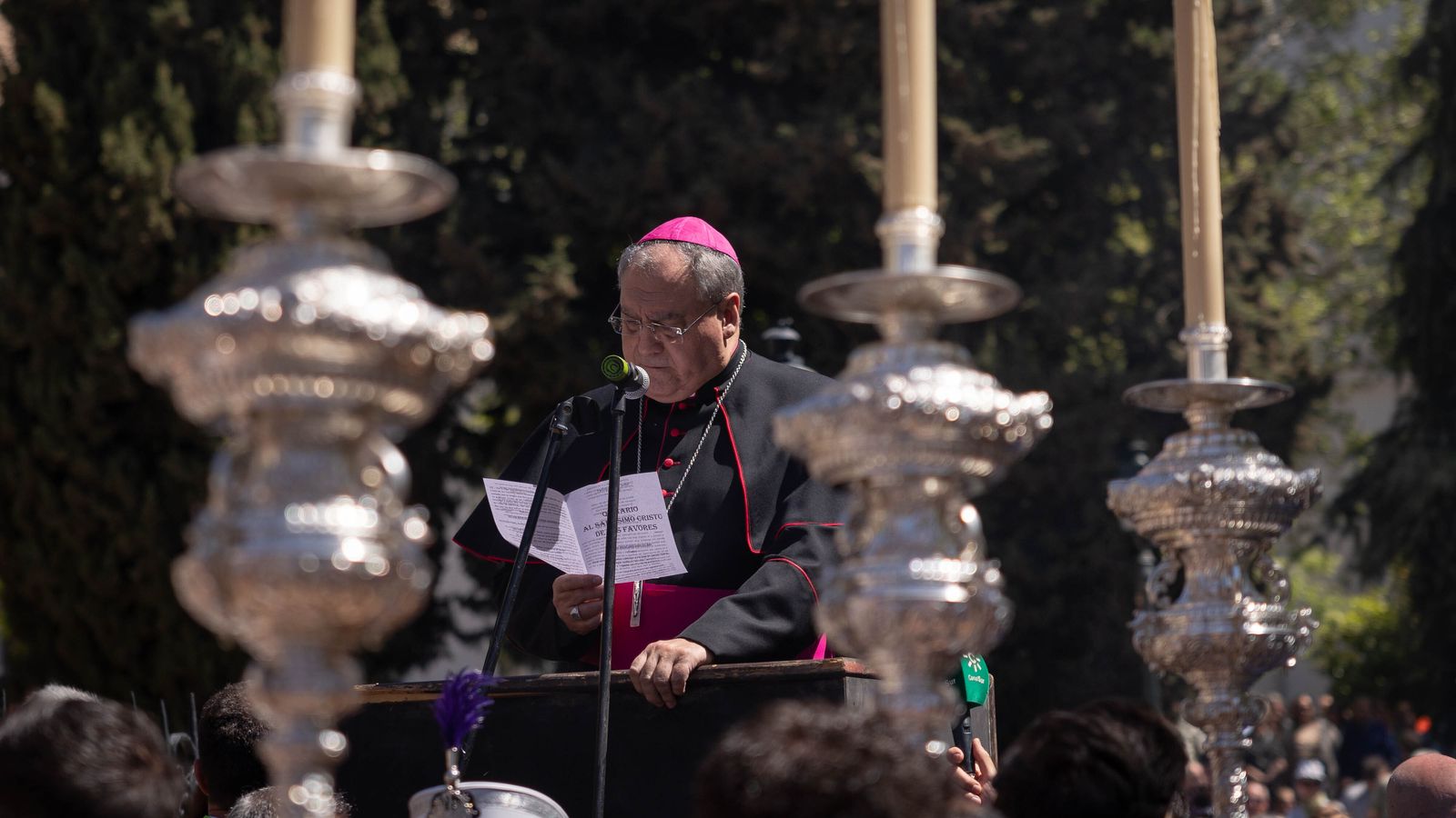 El arzobispo Gil Tamayo durante la oración ante el Cristo de los Favores