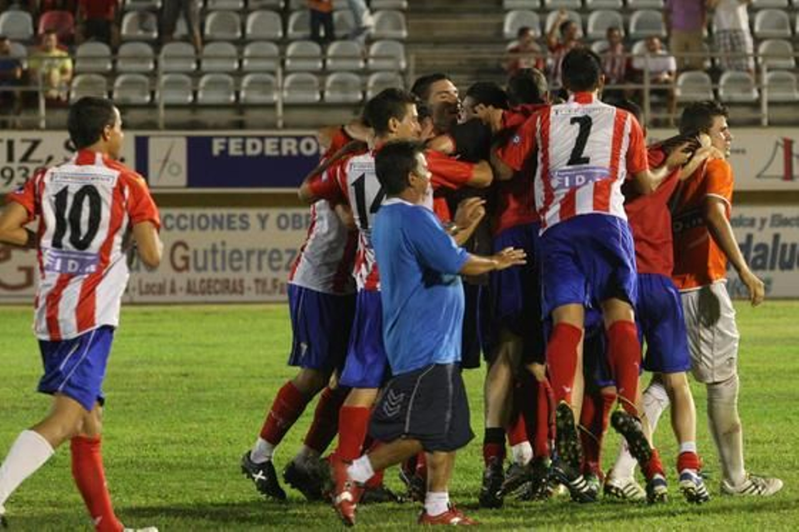 El Algeciras se hace con el trofeo Virgen de La Palma tras superar a la Balona en la tanda de penaltis./Fotos: Paco Guerrero

Foto: Paco Guerrero