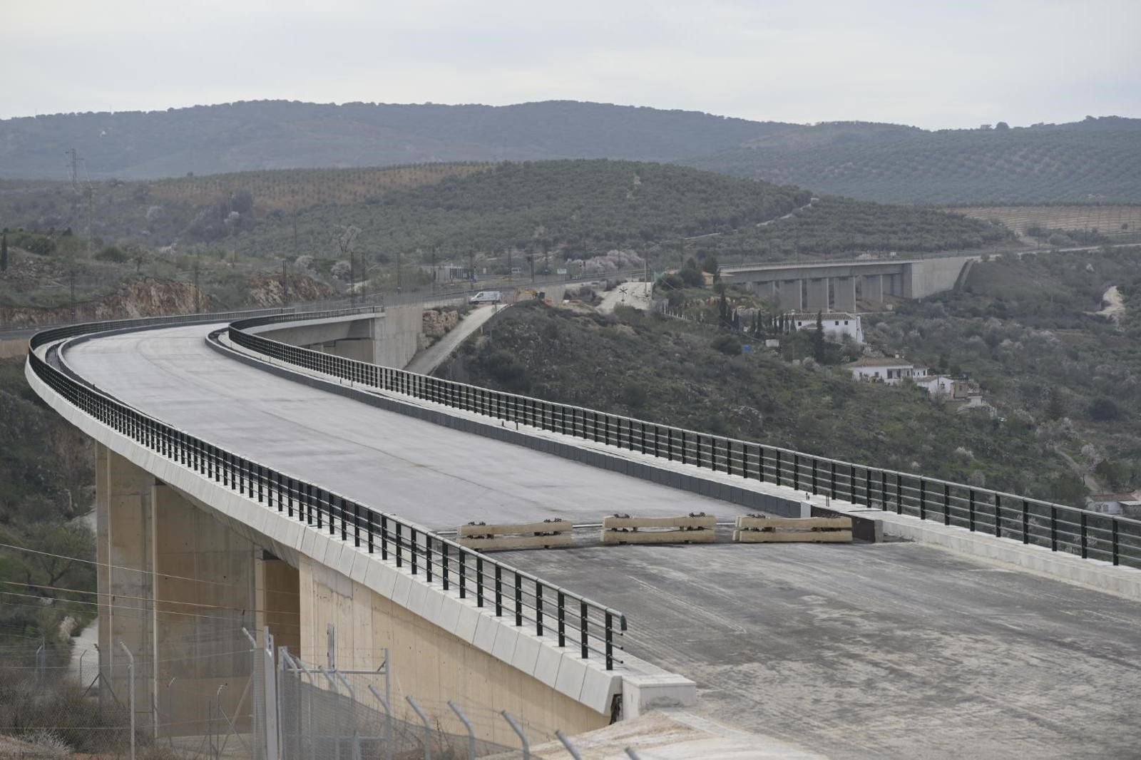 Todas las imágenes de la visita del ministro Óscar Puente a las obras de la Variante de Loja en Granada