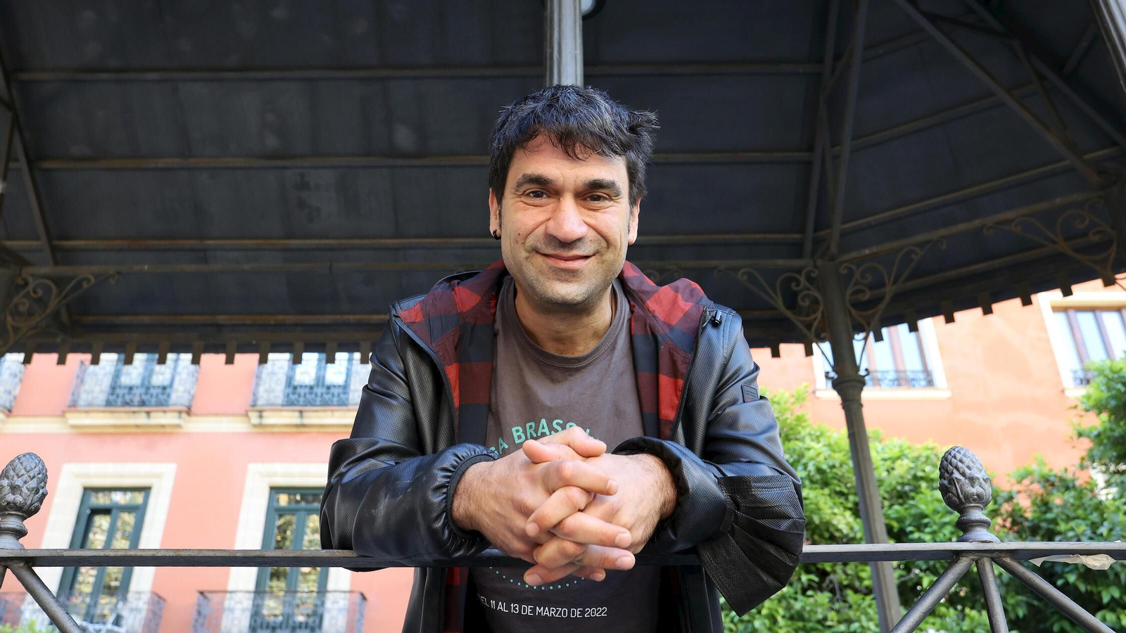 David Guillén posa en la plaza del Banco, durante la entrevista.