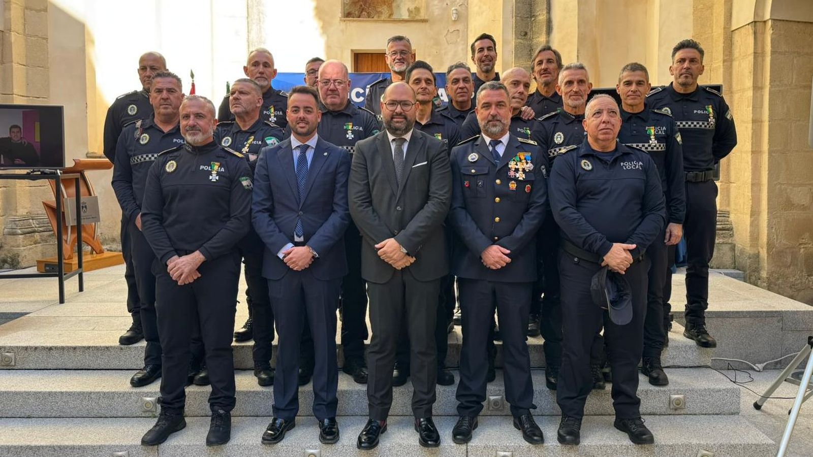 El Puerto distingue a los agentes de Policía Local que cumplen 25 años ...