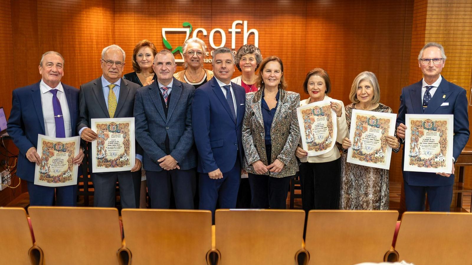Algunos de los homenajeados en el acto celebrado en el Colegio Oficial de Farmacéuticos de Huelva.