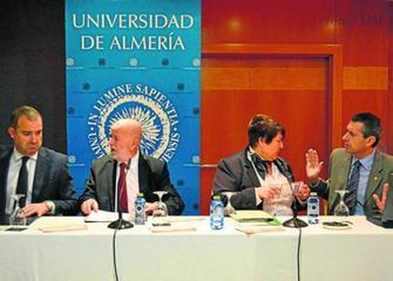 Autoridades académicas e institucionales en la inauguración del curso el pasado viernes.