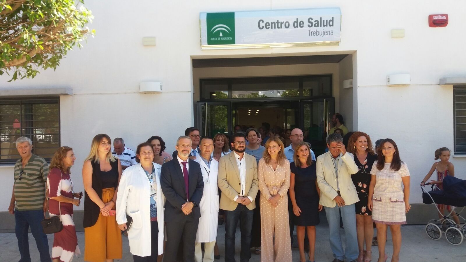 La consejera, con todo el equipo médico del centro de salud de Trebujena.