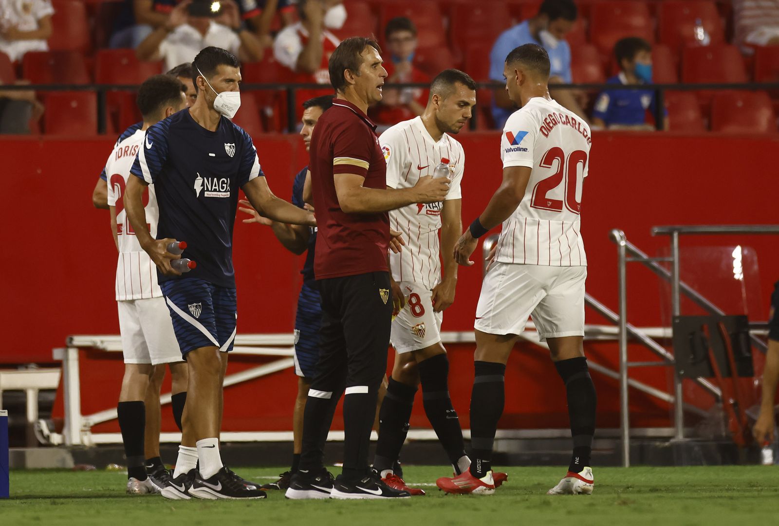 Lopetegui dialoga con sus jugadores durante el partido.