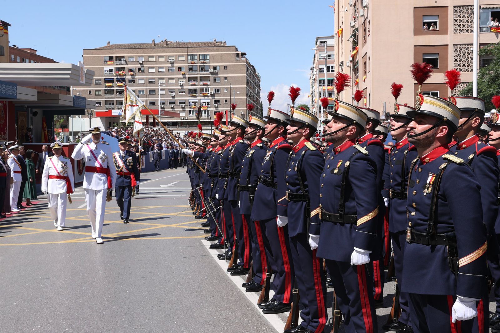 Las mejores imágenes del desfile del Día de las Fuerzas Armadas en Granada