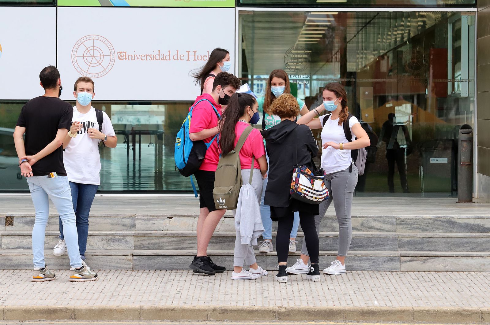 Un grupo de alumnos conversa durante la Selectividad 2021.