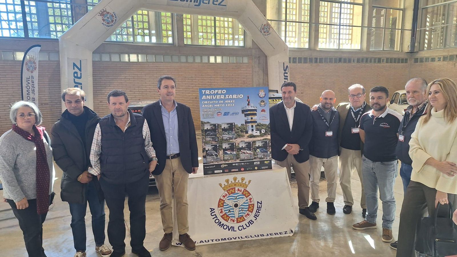 Un momento de la presentación del trofeo en Motorsur.