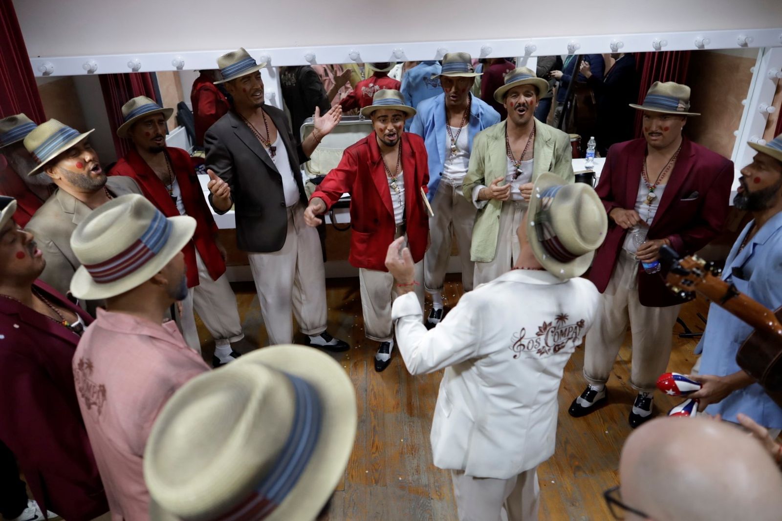 La chirigota 'Los compay' en camerinos del Gran Teatro Falla en las preliminares del COAC 2026
