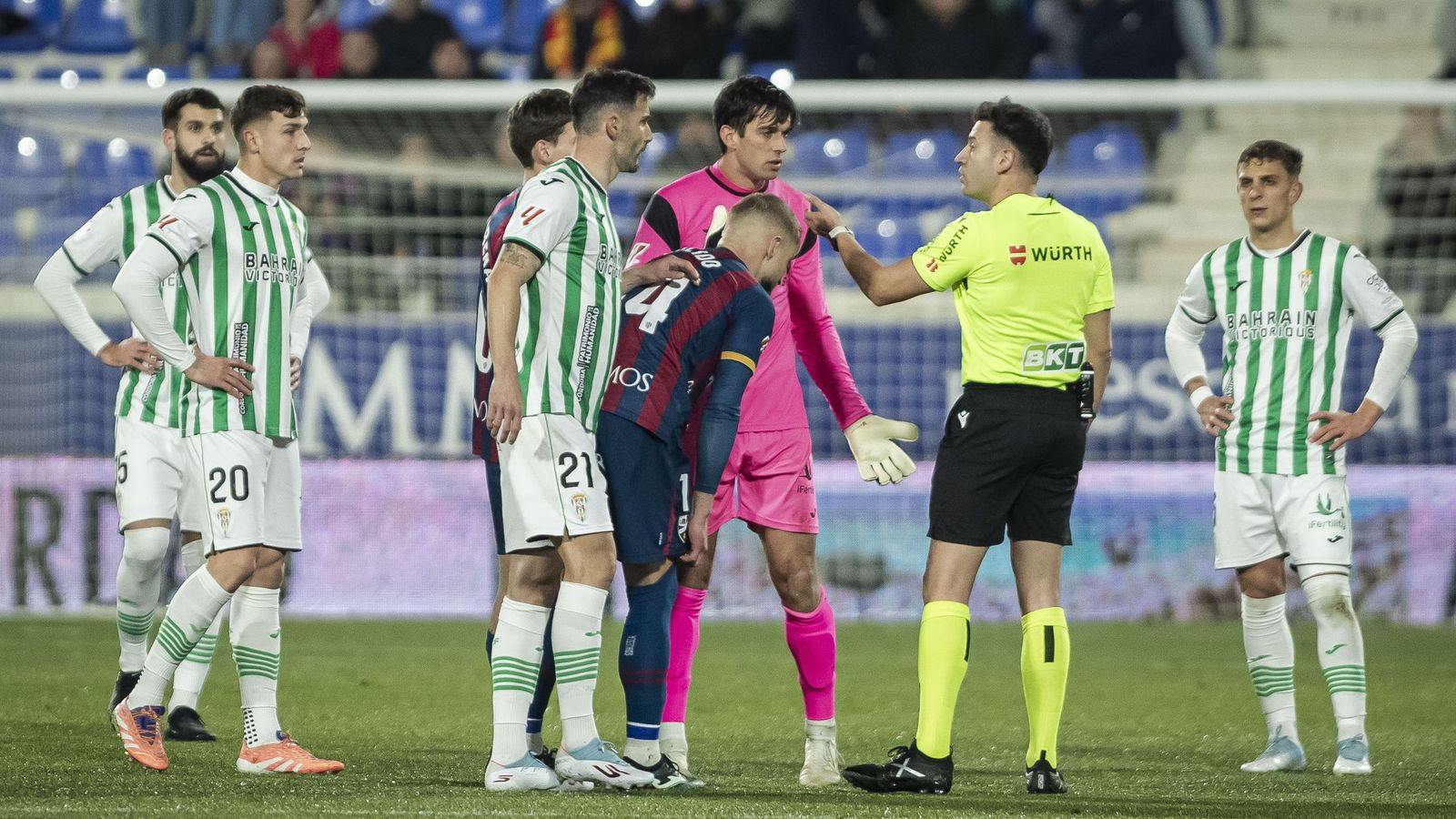 Los jugdores del Córdoba CF protestan el gol del Huesca que abrió el partido en El Alcoraz.