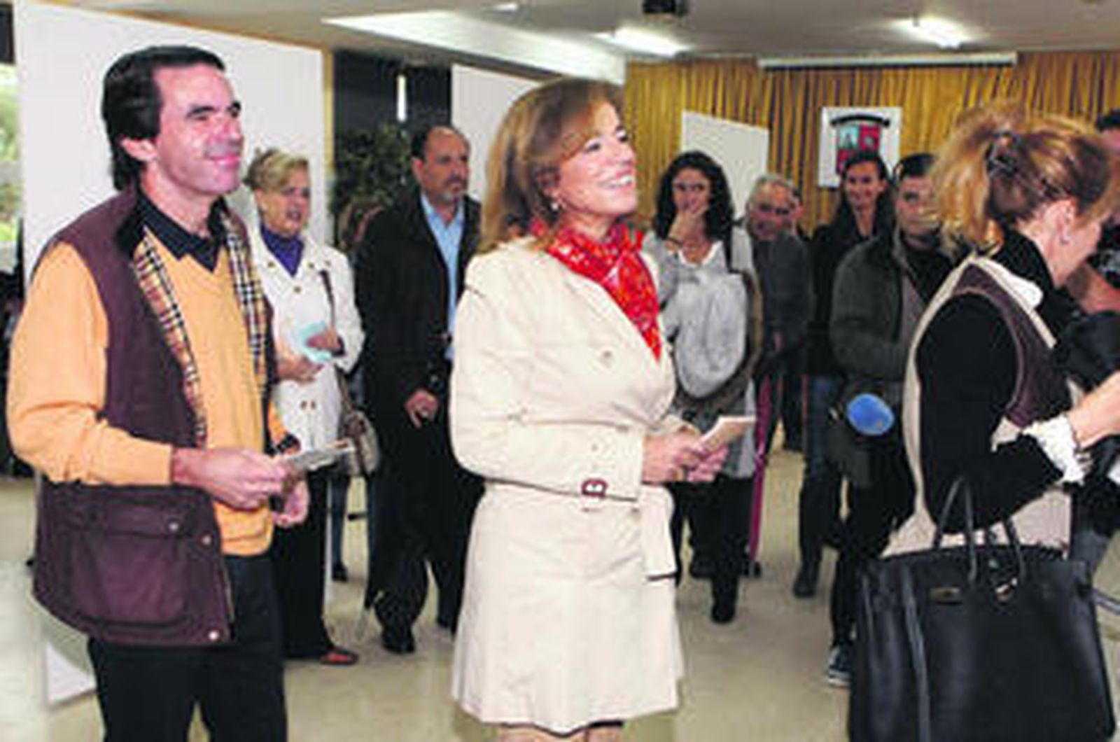 Aznar y Ana Botella aguardan la fila para poder depositar su voto, ayer en Madrid.