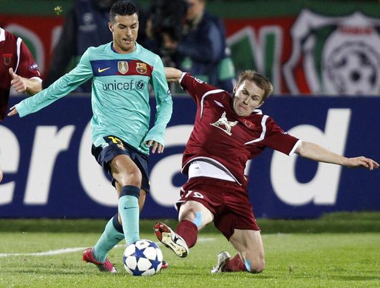 El Barcelona no puede pasar del empate en Rusia frente al Rubin. / Reuters