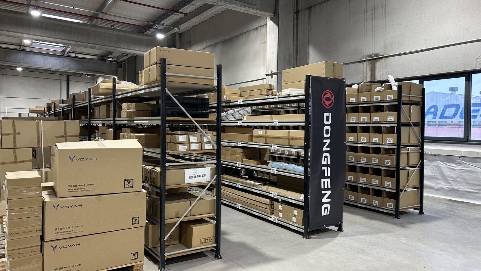 El centro logístico con el que Dongfeng cuenta en Mejorada del Campo (Madrid) permite abastecer con cerca del 95 por ciento de piezas de recambio más comunes a los concesionarios de la red entre 24 y 48 horas.