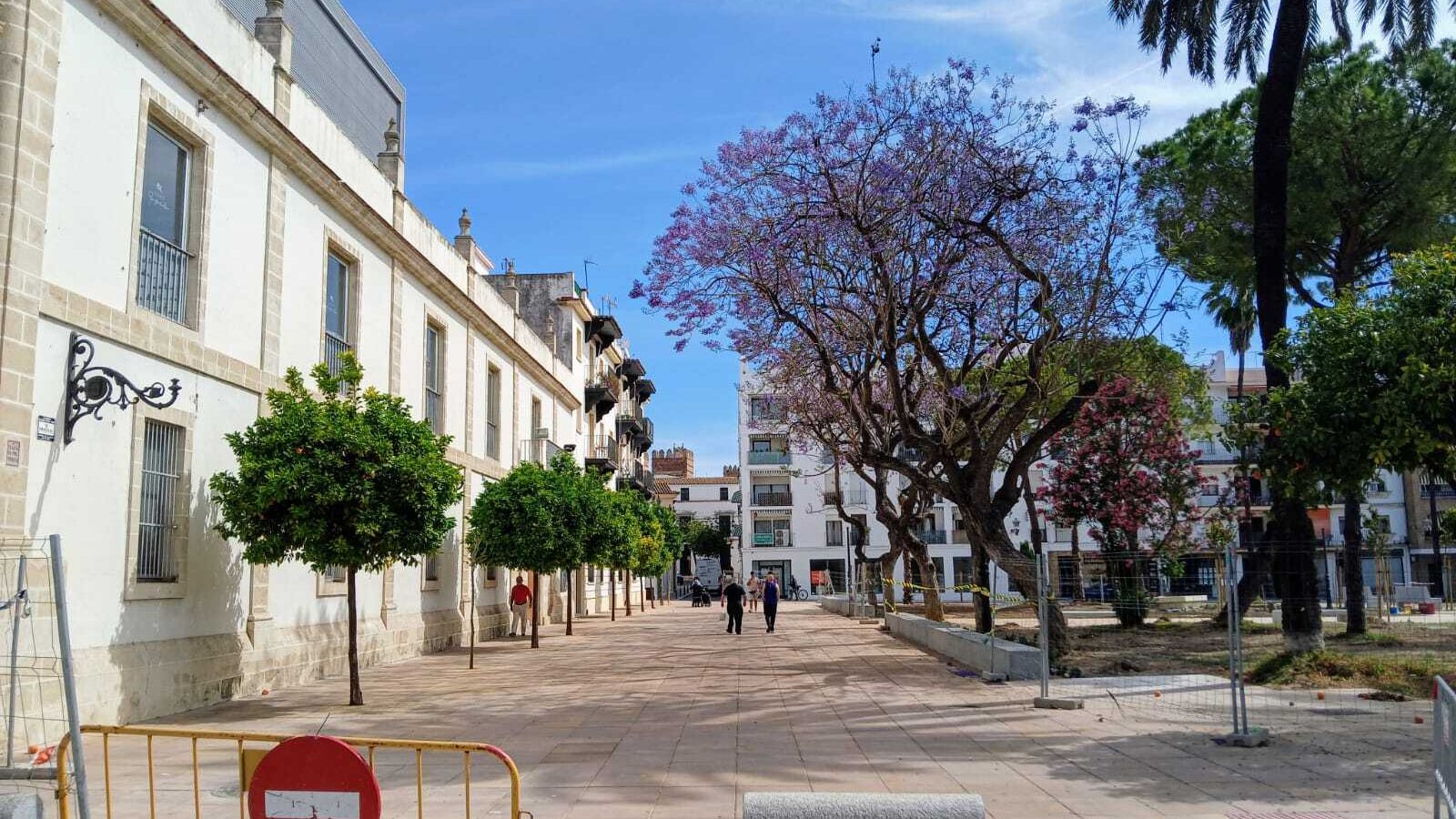 La extensión de la plaza hasta la fachada del teatro podría relanzar el papel cultural del conjunto y crear sinergias en base a este espacio ya peatonalizado.