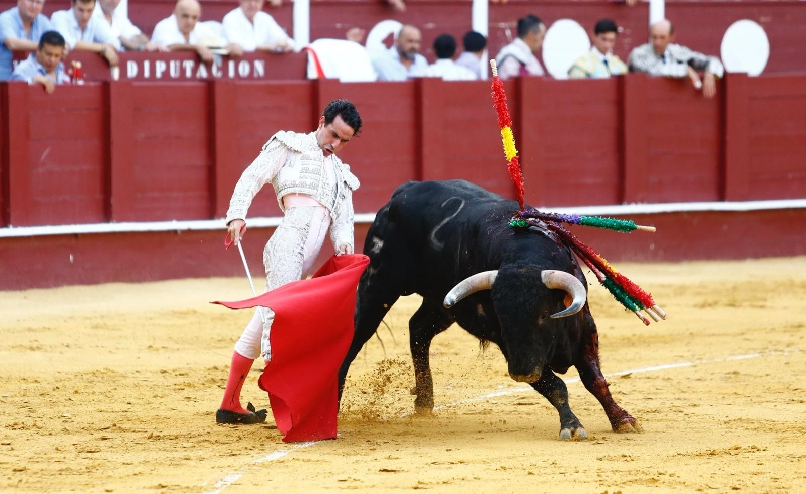 Lavado torea a la mano izquierda al primero de la tarde.