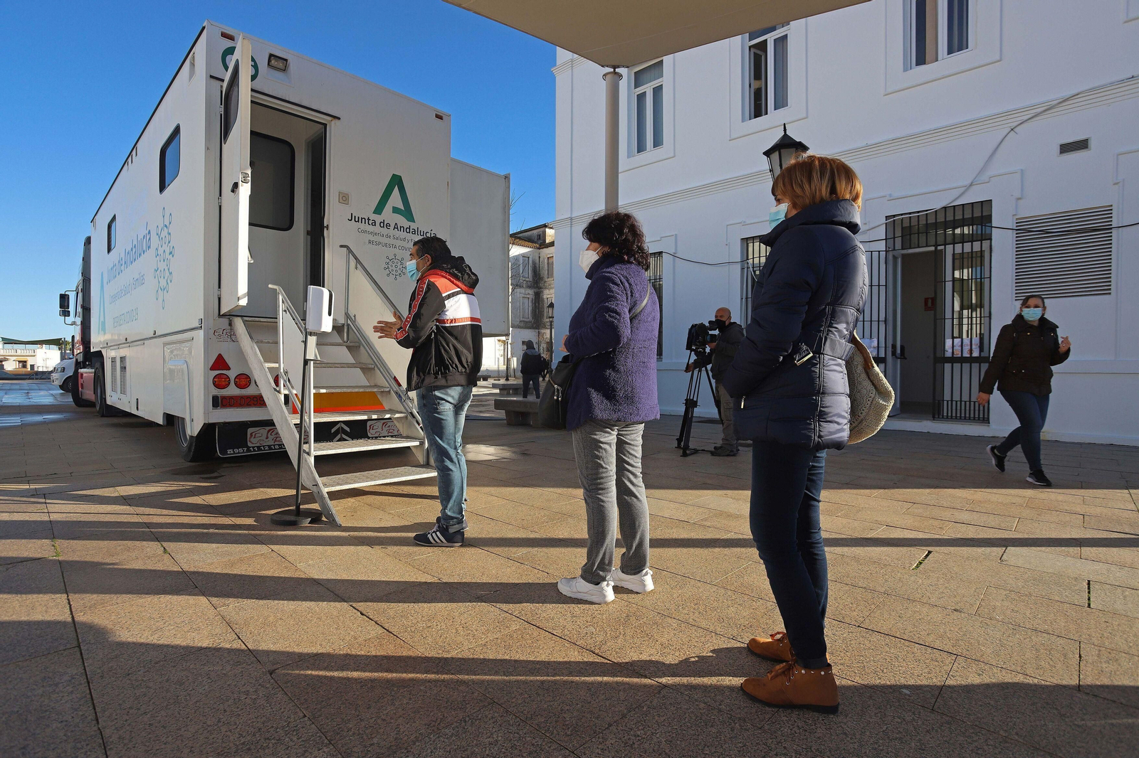 Unidad móvil de la Consejería de Salud y Familias durante la realización de un cribado masivo en San Roque